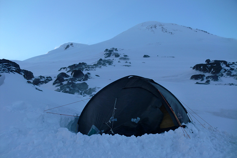 палатка на снегу